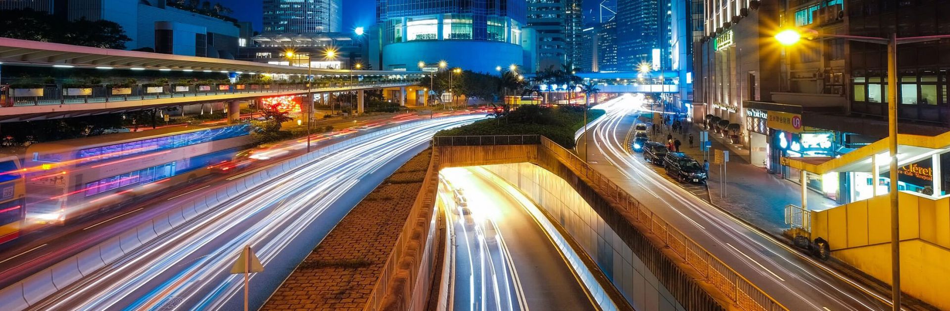 Moderne Stadt mit Lichtern