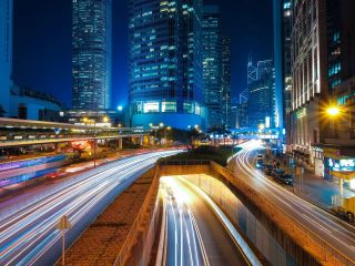 Moderne Stadt mit Lichtern