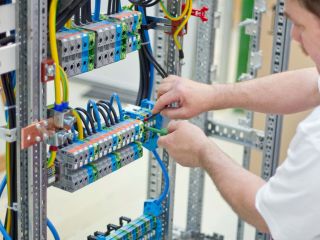 Anbringen Verkabelung